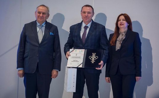 Od prawej: Hanna Wawrowska, przewodnicząca Klubu Fair Play PKOl, laureat Wyróżnienia Fair Play im. p