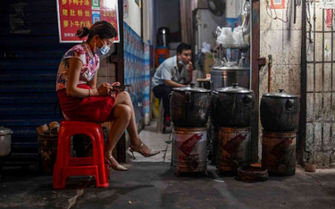 Chiny: W całym kraju z koronawirusem walczą 84 osoby
