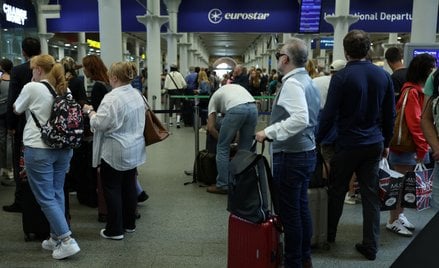 Kolejka do kas linii Eurostar na dworcu St. Pancras w Londynie