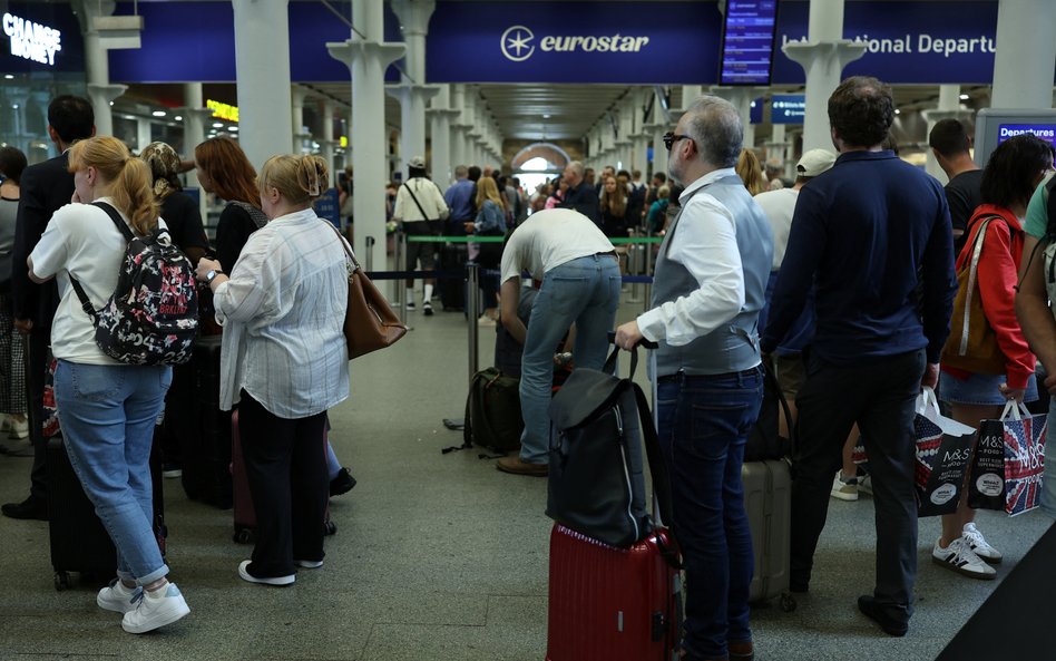Kolejka do kas linii Eurostar na dworcu St. Pancras w Londynie