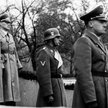 Hans Frank w otoczeniu funkcjonariuszy Gestapo oraz SS