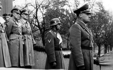 Hans Frank w otoczeniu funkcjonariuszy Gestapo oraz SS