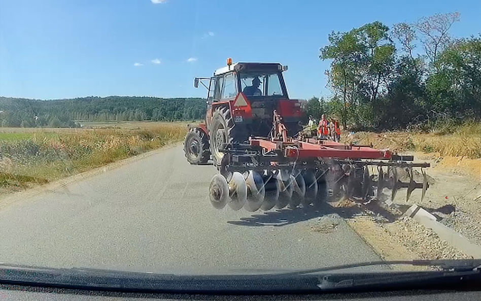 W sieci pojawiło się nagranie pokazujące rolnika niszczącego ciągnikiem budowaną ścieżkę rowerową