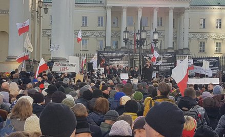 Protest w Warszawie. Kilkaset osób przeciw Deklaracji LGBT+