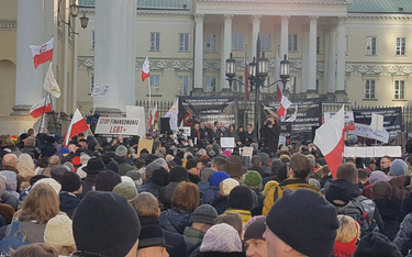 Protest w Warszawie. Kilkaset osób przeciw Deklaracji LGBT+