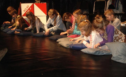 Dzieci ze „Szkoły Czarodziejów” - najmłodszej grupy w Teatrze Modrzejewskiej, które występowały już 