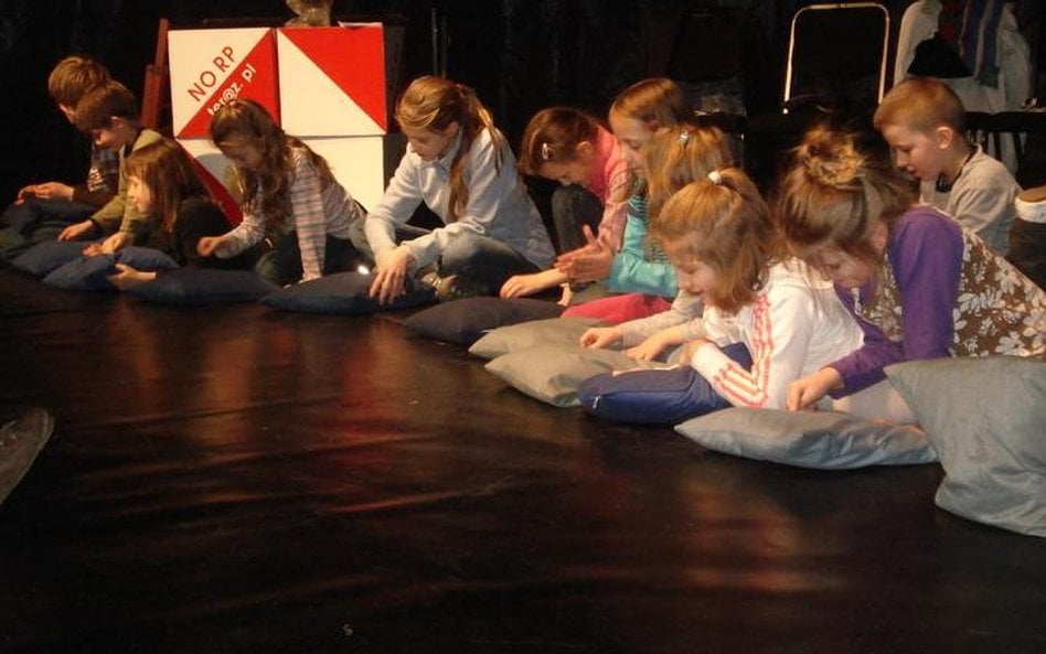 Dzieci ze „Szkoły Czarodziejów” - najmłodszej grupy w Teatrze Modrzejewskiej, które występowały już 