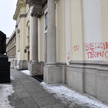 Napisy na fasadzie warszawskiego kościoła Świętego Krzyża znajdującego się na Krakowskim Przedmieści
