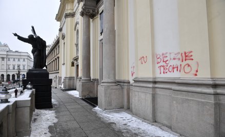 Napisy na fasadzie warszawskiego kościoła Świętego Krzyża znajdującego się na Krakowskim Przedmieści