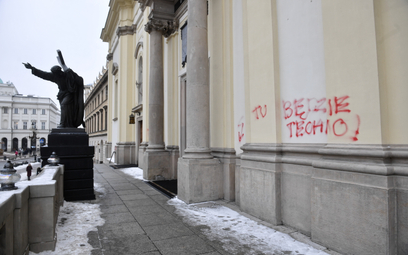 Napisy na fasadzie warszawskiego kościoła Świętego Krzyża znajdującego się na Krakowskim Przedmieści