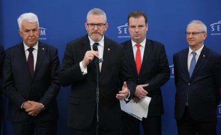 Politycy Konfederacji Korony Polskiej, lider partii europoseł Grzegorz Braun drugi od lewej
