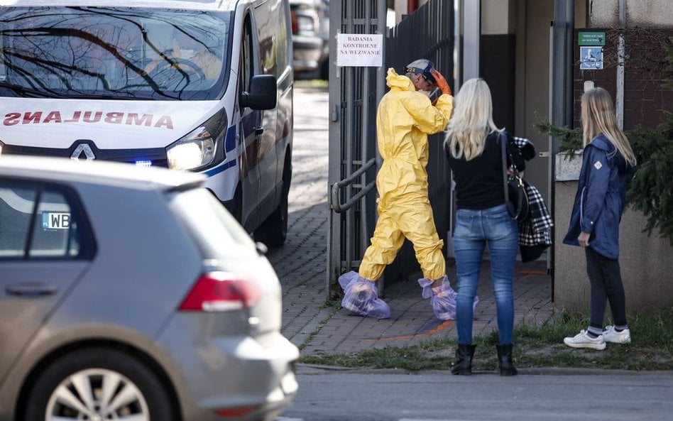 Koronawirus w Polsce. 324 nowe przypadki w czwartek. Wśród ofiar 30-latek