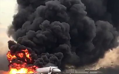 Moskwa: Samolot zapalił się przy awaryjnym lądowaniu. 41 ofiar
