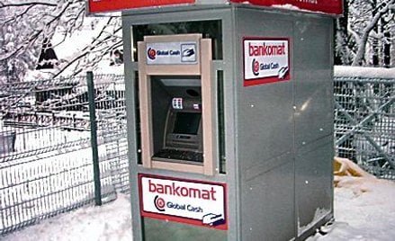 W sezonie narciarskim za turystami podążają także bankomaty