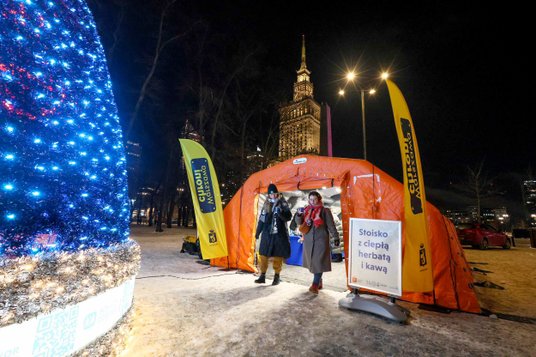 Warszawa w kluczowych węzłach przesiadkowych przygotowała dla mieszkańców ogrzewane namioty, w który