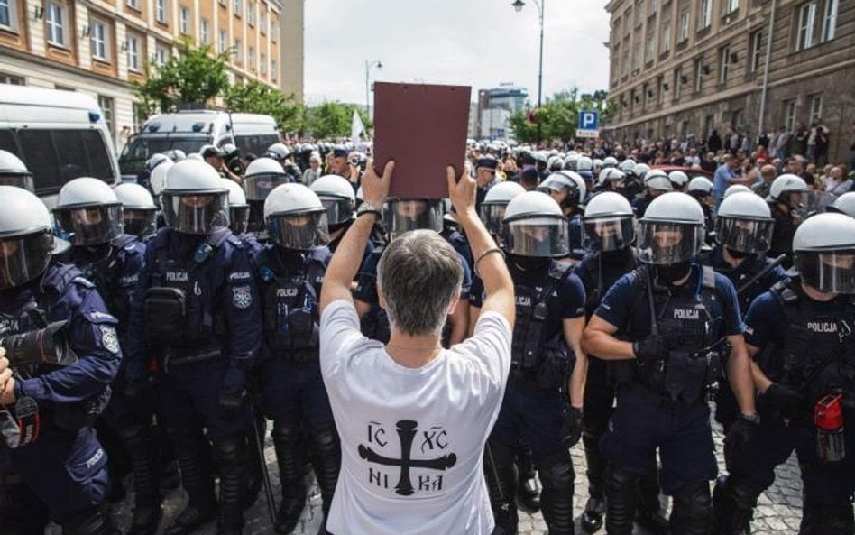 Marsz Równości w Białymstoku 20 lipca 2019 r. zakończył się burdami, mimo licznej obecności policji