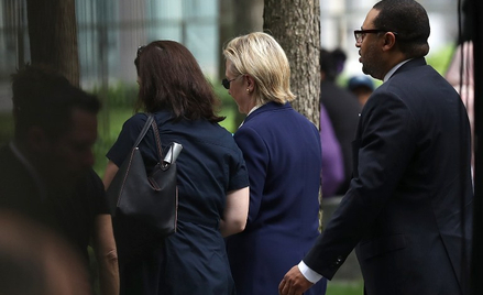 Hillary Clinton opuszcza uroczystości z okazji 15. rocznicy zamachów na World Trade Center