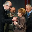 Krystynie Chrupkowej wręczył medal profesor Witold Modzelewski. W tle od lewej Ryszard Bugaj i sędzi