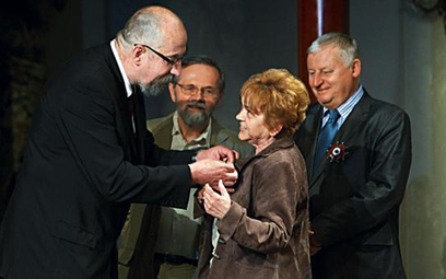 Krystynie Chrupkowej wręczył medal profesor Witold Modzelewski. W tle od lewej Ryszard Bugaj i sędzi