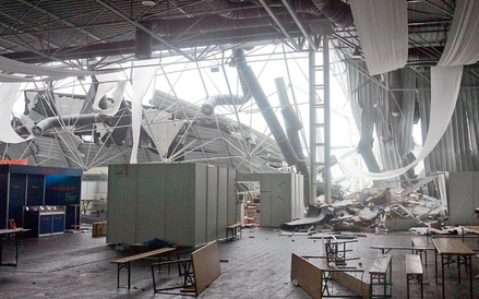 Ofiary i bliscy ofiar katastrofy hali Międzynarodowych Targów Katowickich (na zdjęciu), która stała 