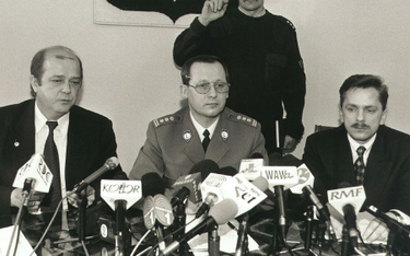 Komendant Główny Policji Marek Papała (w środku)