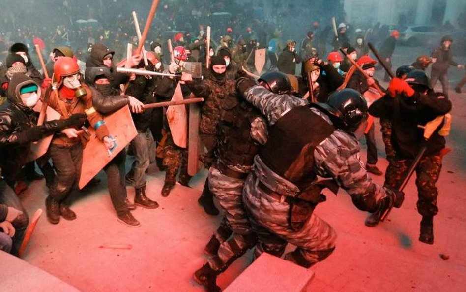 Demonstranci w Kijowie usiłowali wczoraj bezskutecznie utorować sobie drogę do siedziby parlamentu U