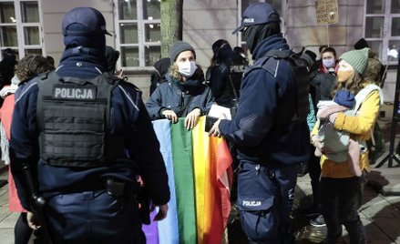 Projekt posłów PiS budzi sprzeciw opozycji i aktywistów demonstrujących na ulicach