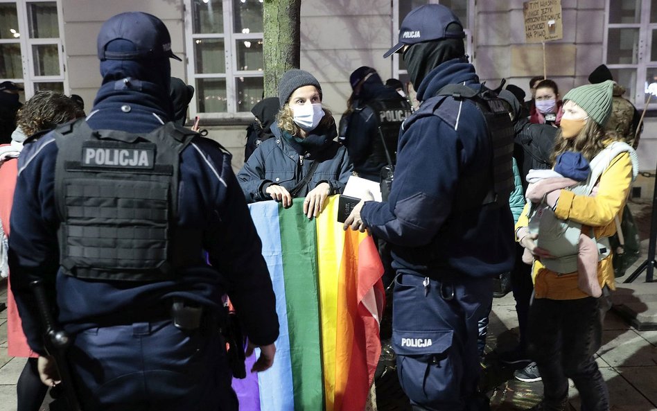 Projekt posłów PiS budzi sprzeciw opozycji i aktywistów demonstrujących na ulicach