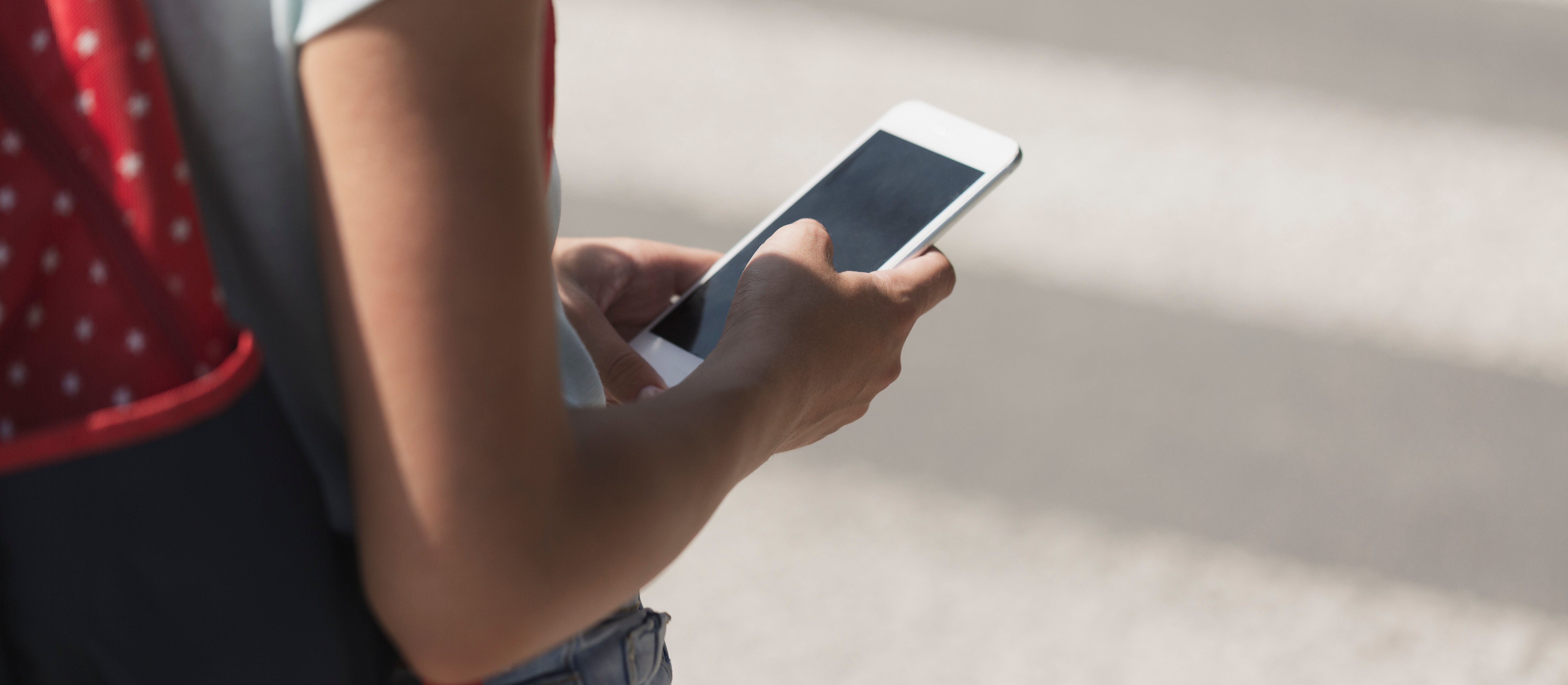 Cyberprzemoc, AI i sześć kont społecznościowych. Świat polskich nastolatków ery telefona