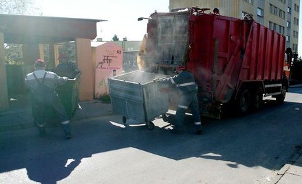 Gmina nie powinna wystawiać faktur za gospodarowanie śmieciami - uważają doradcy podatkowi. Fiskus j