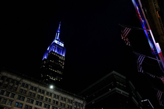 Empire State Building podświetlony na niebiesko w związku ze ślubem Taylor Swift