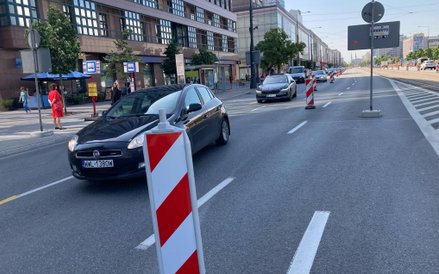 Samochody poruszające się po zwężonych pasach Marszałkowskiej