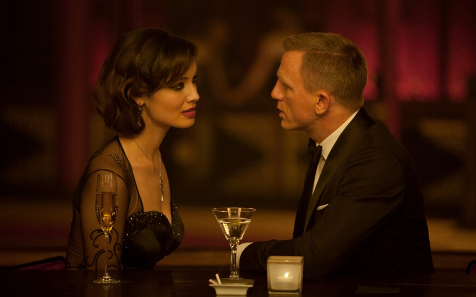 Berenice Marlohe jako Severine Bond poznaje Severine, gdy prosi ją o spotkanie z jej pracodawcą. Ta 