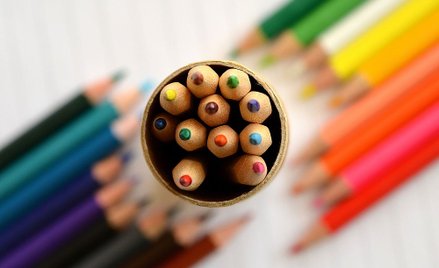 Kredkowe dla pracownika? Może być problem z podatkiem u pracodawcy