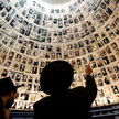 Ultraortodoksyjni Żydzi spoglądają na portrety ofiar Holokaustu w Yad Vashem. Do tej pory udało się 