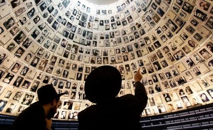 Ultraortodoksyjni Żydzi spoglądają na portrety ofiar Holokaustu w Yad Vashem. Do tej pory udało się 