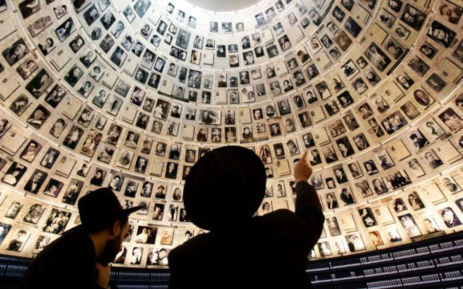 Ultraortodoksyjni Żydzi spoglądają na portrety ofiar Holokaustu w Yad Vashem. Do tej pory udało się 