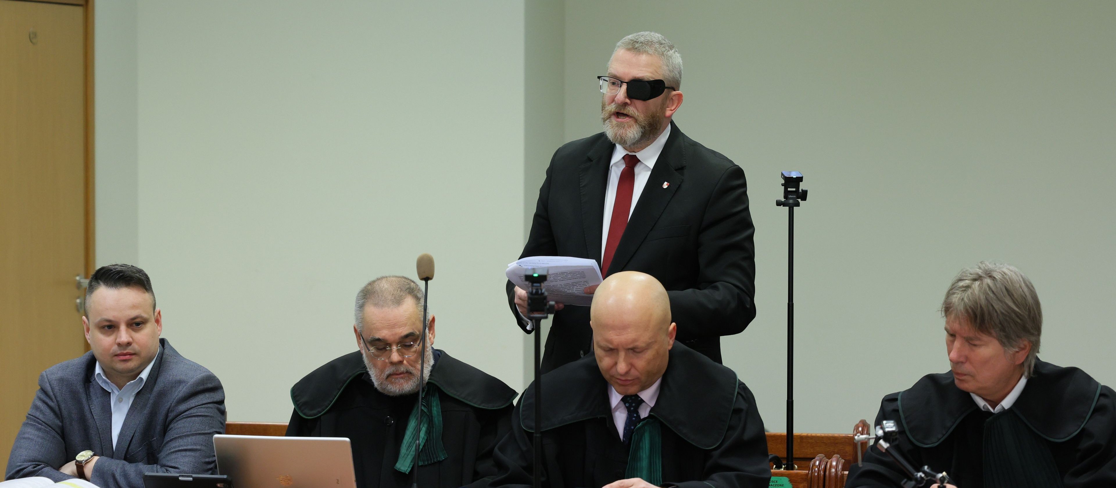 Strajk pocztowców uratował Grzegorza Brauna przed zarzutami. Korespondencja utknęła