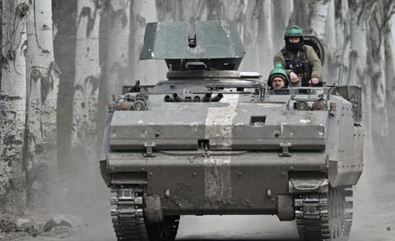 Ukraińscy żołnierze na drodze w rejonie Bachmutu w obwodzie donieckim