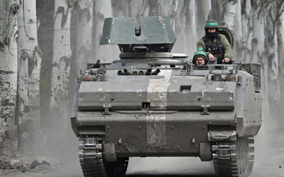 Ukraińscy żołnierze na drodze w rejonie Bachmutu w obwodzie donieckim