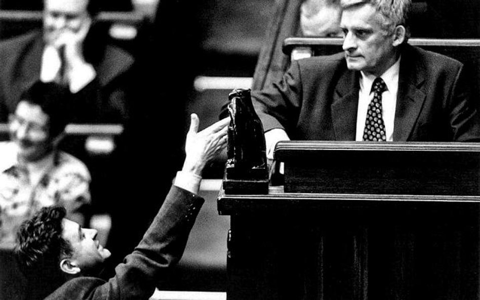 W listopadzie 1997 r. premier Jerzy Buzek po wygłoszeniu exposé odbierał gratulacje od lidera AWS Ma