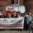 Pod szpitalem w Białogardzie gromadzili się ludzie popierający rodziców, którzy uciekli wraz ze swoi