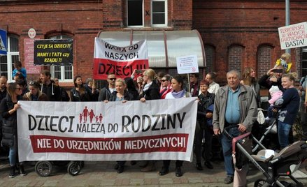 Pod szpitalem w Białogardzie gromadzili się ludzie popierający rodziców, którzy uciekli wraz ze swoi