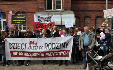 Pod szpitalem w Białogardzie gromadzili się ludzie popierający rodziców, którzy uciekli wraz ze swoi
