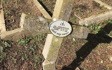 Groby polskich żołnierzy zniszczyła wichura, nie wandale