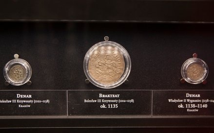 Jedne pierwszych monet bite przez piastowskich władców Polski.