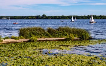 Jak twierdzą urzędnicy, Jezioro Zegrzyńskie to idealne miejsce do wypoczynku nad wodą