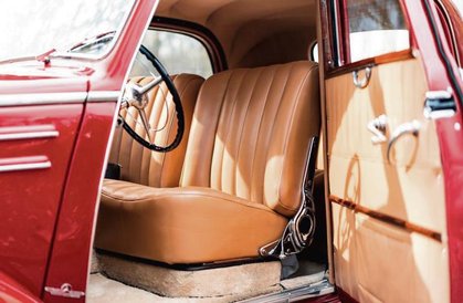 Limuzyna zaprasza do szykownego wnętrza. Jest i miejsce na zapas oraz bagaże.