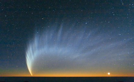 Kometa McNaught nad Oceanem Spokojnym. Zdjęcie wykonane z Obserwatorium Paranal (ESO) w styczniu 200