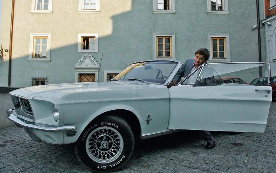 Ford mustang posła PO Janusza Palikota pochodzi z 1968 r. Podobnym w filmie „Bullitt” jeździł Steve 